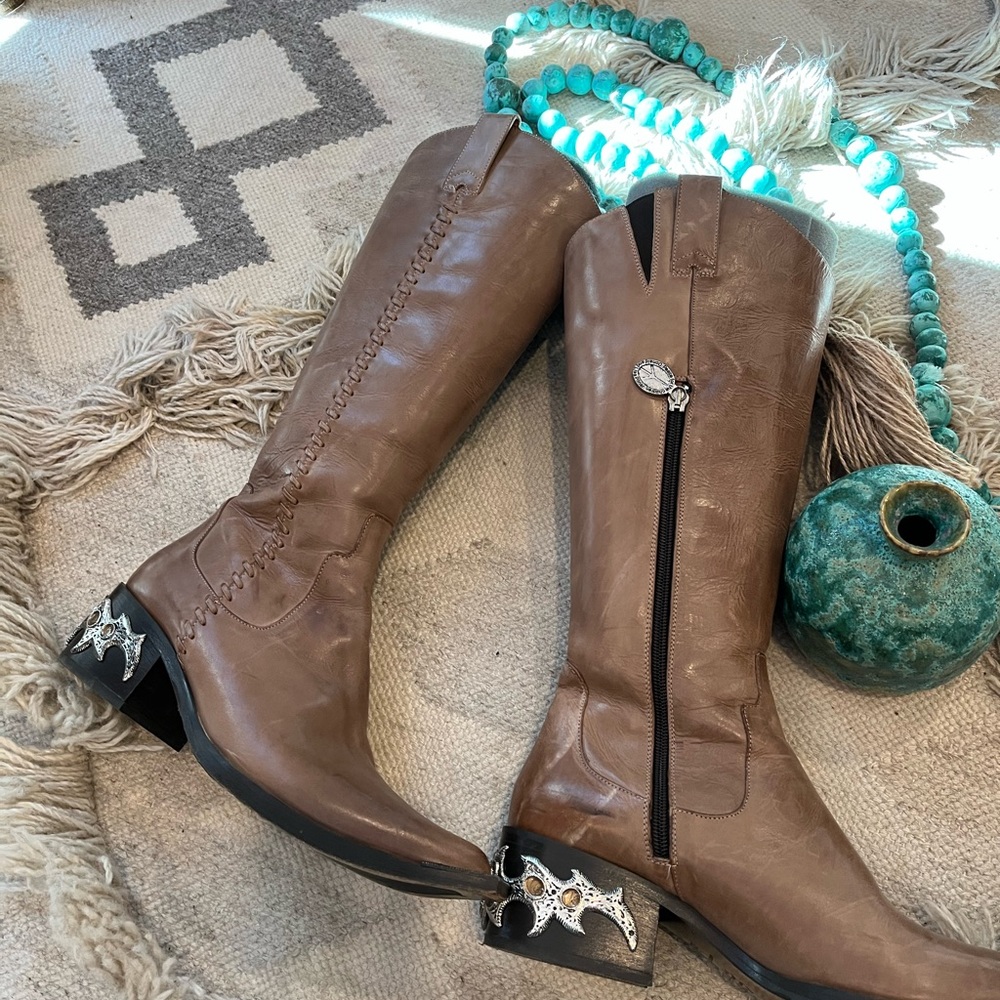Rare limited edition Donald Pliner Western Couture taupe leather boots
